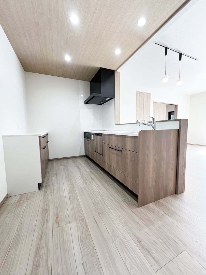 【東玄関】プライベートルームへの導線を区切る廊下に収納力をプラス！