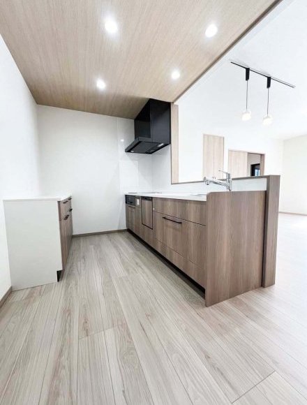 【東玄関】プライベートルームへの導線を区切る廊下に収納力をプラス！