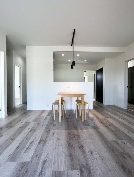 【東玄関】アーバンライクな美しいコントラストの家