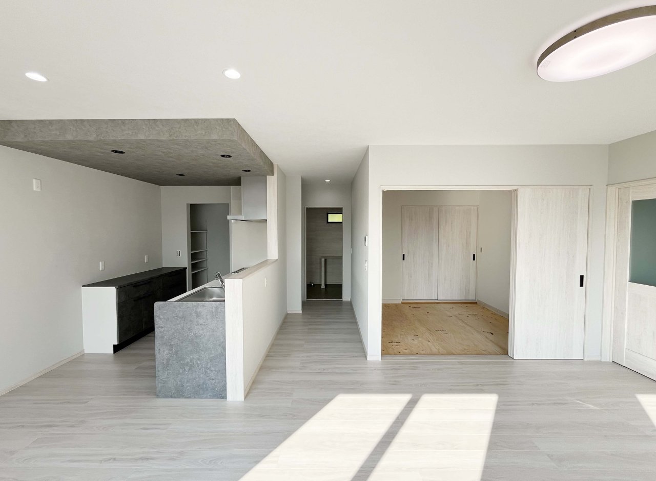 【南玄関】広々した明るいLDKとセカンドリビングスタイルの和室