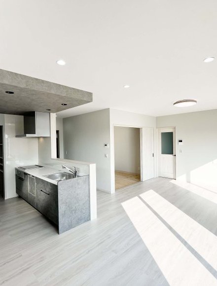 【南玄関】広々した明るいLDKとセカンドリビングスタイルの和室