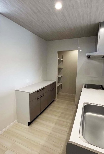 キッチンのクオリティアップ。収納充実・便利なパントリー付き