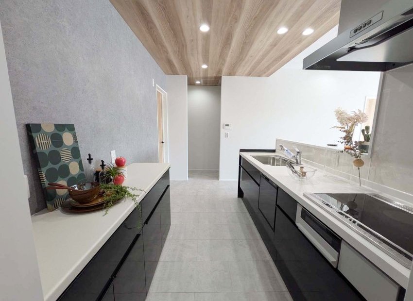 収納充実・パントリー付きキッチン周り