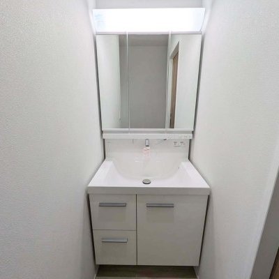 水回りを一直線に配置し、無駄を省いた効率的な間取り設計。