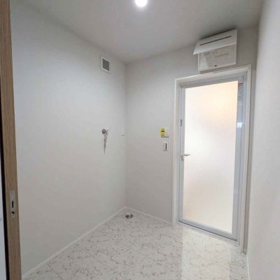 水回りを一直線に配置し、無駄を省いた効率的な間取り設計。